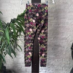 LULULEMON Wunder Under Crop (Hi-Rise) 21"
Fluorolace Multi Leggings Size 2